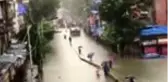 Mumbai'de şiddetli yağış sokakları göle çevirdi