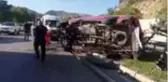 Minibüs direğe çarparak takla attı: 5 yaralı