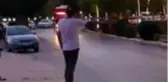 Otobüsü durduran genç, binmek yerine kapı eşiğinde ayakkabılarının bağcıklarını bağladı