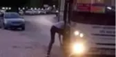 Son dakika haber! Otobüsü durdurdu, binmek yerine ayakkabılarının iplerini bağladı