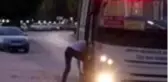 Otobüsü durdurdu, binmek yerine eşikte ayakkabılarının bağcıklarını bağladı