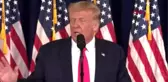 Gazetecinin sorusuna tepki veren Trump salonu terk etti