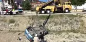 Otomobil kanala devrildi: 2 yaralı
