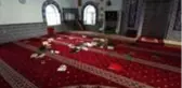 Camiye büyük saygısızlık! Dini kitaplara zarar verip, ses sistemini bozdular