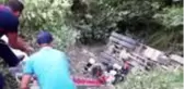 Dere yatağına devrilen kamyonun şoförü yaralı kurtarıldı