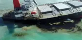 Hint Okyanusu'nda mercan kayalıklarına çarpan tankerden sızan petrol nedeniyle çevre felaketi yaşanıyor