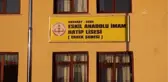 Öğrencilere sürpriz için okulların duvarlarını süslüyor