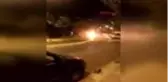 ÜSKÜDAR'DA AYDINLATMA DİREĞİNE ÇARPAN OTOMOBİL ALEV ALEV YANDI
