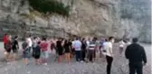 Serinlemek için denize giren 8 kişiyi dalgalar kayalıklara sürükledi, jandarma dronlarla aramaya çıktı