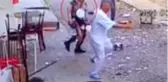 Lokantada meydana gelen korkunç patlama kamerada! Alevler içinde kalan adamın üzerine tabaklar yapıştı