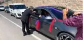 Davet edildiği düğüne yetişemeyen belediye başkanı, yolda konvoyun önünü kesip takısını taktı
