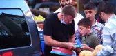 Diyarbakır'da aç olduklarını söyleyerek çocuklardan yardım isteyen Youtuberlar, duygusal anlara imza attı