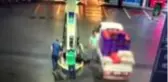 İSTANBUL-GAZİOSMANPAŞA'DA OTOMOBİL KUNDAKLAYAN KİŞİ KAMERADA