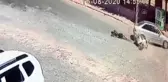 Son dakika haber... Motosiklet sürücüsünün yaralandığı kaza güvenlik kamerasınca görüntülendi