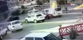 Otomobilin çarptığı motosikletli sürüklendi