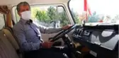 Sivas'ta yaşayan emekli vatandaş, 100 bin lira vermelerine rağmen satmadığı 1974 model minibüse gözü gibi bakıyor