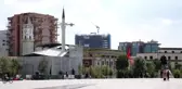 Arnavutluk'ta genç sanatçı Tiran duvarlarını resimleriyle süslüyor