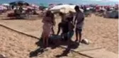 Plajda yürüyen genç kadın aşırı sıcaktan fenalaştı, imdadına sağlık çalışanları yetişti
