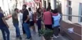 Taksim'de turist kafilesindeki kız çocuğuna araba çarptı
