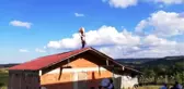 Bahşiş sevdası davulcuyu çatıya çıkardı