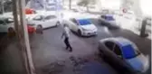Kaldırımda oturan esnafın arasına otomobil böyle daldı