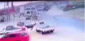 Son dakika haber... Kamyonun otomobile ve duvara çarpma anı kamerada