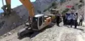 Siirt'te, 50 yılık yol sorunu çözülen mezra halkı, kurban kesti