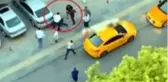 Taksicilerin bir yolcuya sopalarla saldırarak dövmesi kameraya böyle yansıdı