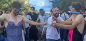 Düğünde 'pes' dedirten görüntü kamerada! Mayo giydirdikleri damadı kamyonet kasasında yıkadılar