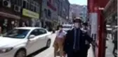 Minik öğrenciler maske takmayanları kırmızı düdükle uyardı