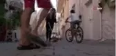 Doğadan topladığı bitkilerle süslediği sokağa bakan bir daha bakıyor