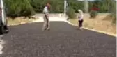 Erken hasat ettiği ay çekirdeğini yola serdi