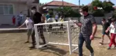 Son dakika haber... Sokakta oyun oynayan çocukların spor malzemesi talebini başkan yerine getirdi