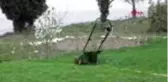 Geliştirdiği yöntemle, bahçeye girmeden çimleri biçiyor