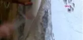 Boyayla değil, duvarı kırarak resim yapıyorlar