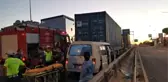 Park halindeki tıra çarpan hafif ticari araç sürücüsü yaralandı