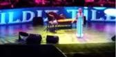 Sahnede kendinden geçen Yıldız Tilbe, kalça dansı yaptı
