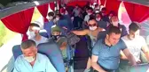 İçi yolcu dolu otobüsün kırmızı ışıkta bekleyen araçları biçtiği anlar kamerada