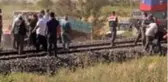 İki çocuğun eşek üzerindeki yolculuğu feci kazayla son buldu! Köylüler demir yoluna koştu