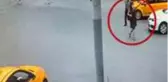 Yarım saatte üç kapkaç! Telefonla konuşan kadının neye uğradığını şaşırdığı anlar kamerada