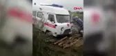 Ambulans çamura saplandı; sağlıkçı hasta için bir kilometre yürüdü