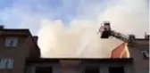 Son dakika haberi... Depremde hasar gören binanın çatısında çıkan yangın söndürüldü