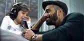 Gökhan Türkmen, kızlarıyla birlikte şarkı söyledi