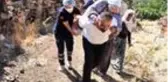 Hastayı 2 kilometre sırtında taşıyan ambulans şoföründen duygulandıran sözler: Annemi hatırladım