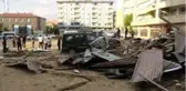 Fırtınada kopan çatı araçların üzerine düştü