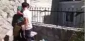 Bodrum'da demir korkuluk saplanan kediyi itfaiye kurtardı