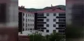 Evinin camlarını silmeye çalışan kadının yere düşme anı
