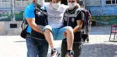 Ayağı kırık çocuğu sınav salonuna polisler kucaklayarak götürdü