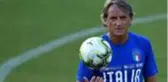 G.Saray'ın eski teknik direktörü Roberto Mancini, gözlüğü yanında olmadığı için yanlış oyuncuyu ilk 11'e aldı