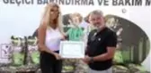 Tuğba Özay'dan, sokak hayvanları için anlamlı bağış